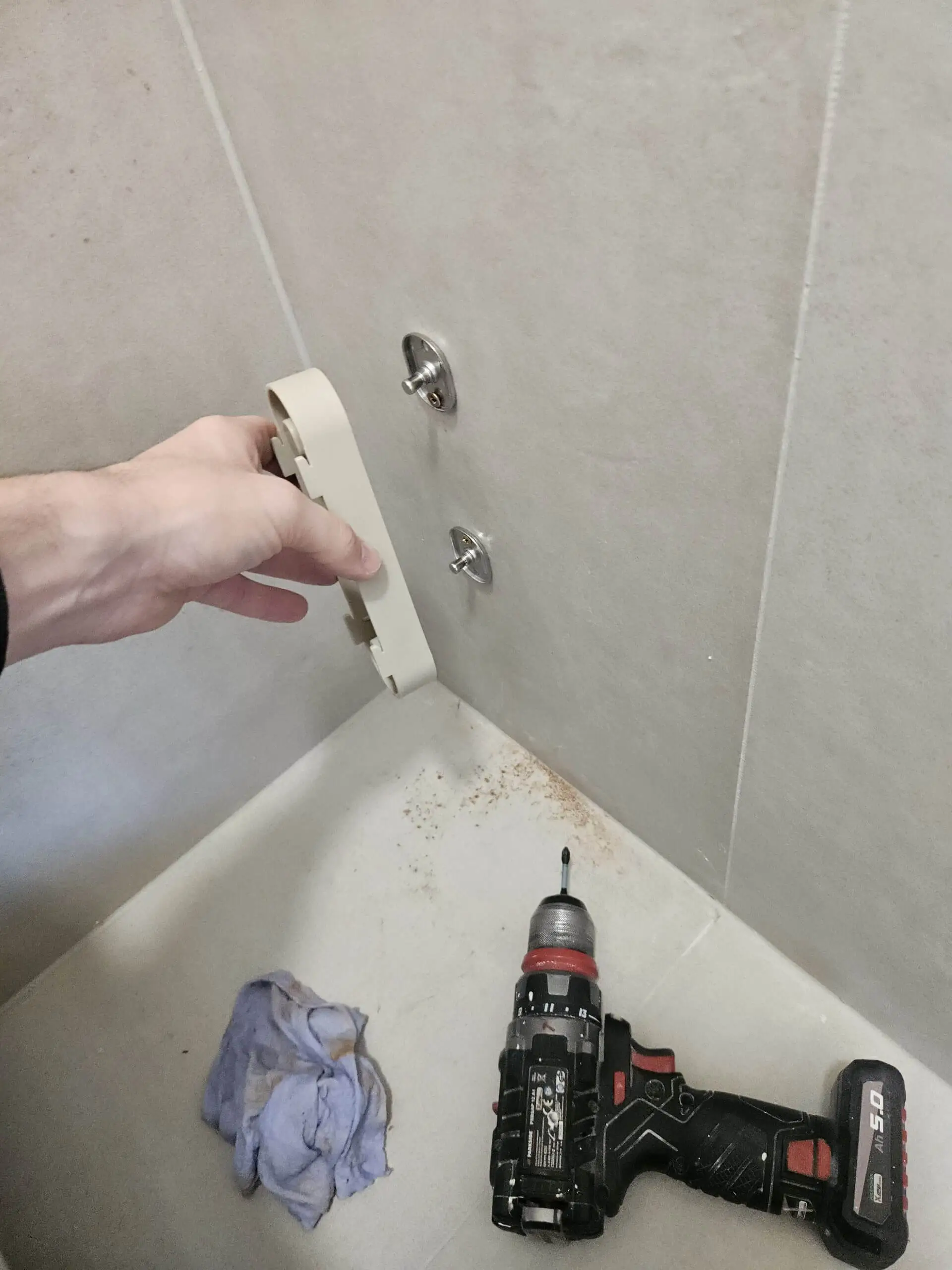 Vyvrtané díry a úchytky